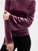 Remera de manga larga con cuello bote, confeccionada en tejido de punto acanalado de textura suave y ajuste entallado.