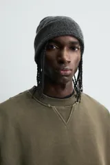 Sudadera de corte boxy fit con efecto lavado, cuello redondo con detalle de costura triangular y acabados con bordes deshilachados en el ruedo y las costuras. Presenta manga larga con puños acanalados.