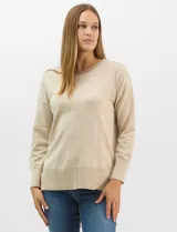 Buzo de tejido fino color amarillo, con cuello redondo, manga larga con puños acanalados y pespunte central vertical en el frente y la espalda. Presenta un ruedo ancho acanalado con tajos laterales.