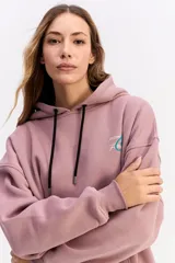 Buzo canguro negro con capucha regulable, bolsillo frontal y estampa gráfica en la espalda. Confeccionado en tejido de algodón y poliéster, con un fit relajado.