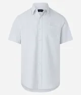 Camisa blanca con rayas celestes, de corte clásico, manga corta y cuello solapa. Confeccionada en fibra de bambú y poliéster.