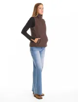 Chaleco capitoneado color verde oliva, con cuello alto, cierre frontal completo y bolsillos laterales. El interior está completamente forrado en símil piel para mayor calidez.