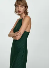 Vestido largo de cuello halter con diseño entallado, confeccionado en tejido fluido de color verde oscuro con estampado de raya diplomática fina.