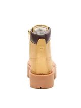Bota Caterpillar modelo Colorado Max W, de color amarillo tostado, confeccionada en cuero con cuello acolchado en tono marrón oscuro. Cuenta con plataforma gruesa y suela dentada de goma.