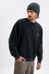 Sudadera de cuello redondo con efecto lavado, color gris oscuro, con estampa tipográfica blanca en la espalda.