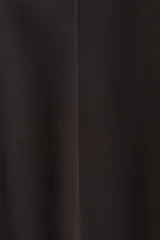 Pantalón amplio color negro, de corte holgado con pinzas, cierre con botón y corchetes ocultos, bolsillos laterales y piernas con pliegues adelante y atrás.