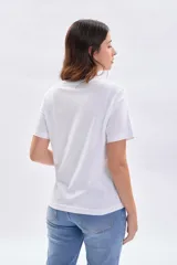 Remera de manga corta color blanco, con cuello redondo y estampa frontal con la frase 'step into endless summer'.