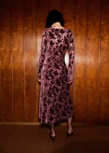 Vestido midi de manga larga con cuello redondo y diseño entallado. Confeccionado en tejido jacquard con estampado floral en tonos rosados y borgoña, cuenta con forro interior y cierre de cremallera lateral.
