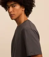 Remera básica de hombre con corte comfort, cuello redondo y manga corta. Confeccionada en tejido de media malla con textura acanalada.
