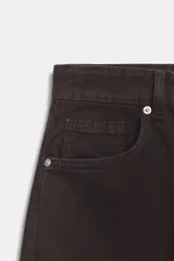 Jeans de tiro alto y estilo extra wide leg, con diseño de cinco bolsillos y lavado desgastado. Cuenta con cierre frontal con cremallera y botón metálico.