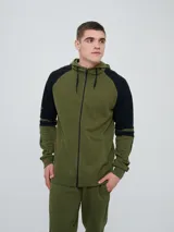 Campera canguro deportiva Umbro para hombre, de color verde militar con mangas negras de diseño raglán y detalles en verde militar. Cuenta con cierre frontal completo, capucha con cordones ajustables y bolsillos estilo canguro.