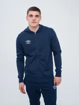 Campera deportiva de felpa con capucha y cierre frontal completo de marca Umbro, color azul marino, con bolsillos tipo canguro y logo bordado en el pecho.