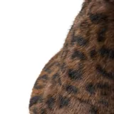 Gorro tipo bucket con textura de peluche y estampado animal print de leopardo en tonos marrones.