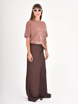 Falda larga de corte recto y caída fluida, confeccionada en tela satinada color chocolate.