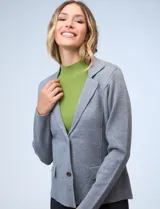 Cardigan tejido color borgoña, marca Elle. Con cuello con solapa, abertura central con botones y bolsillos simulados en la parte delantera.