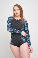 Body de surf negro con mangas largas estampadas con flores de colores.