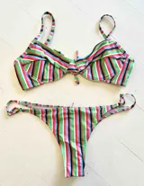 Conjunto de bikini rayado multicolor, con corpiño con aro y vedetina ajustable con tiras finas.