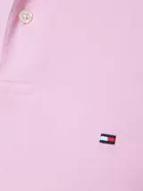 Chomba de corte regular confeccionada en piqué de algodón elástico, con cuello polo, cierre de dos botones y logo de la marca bordado en el pecho.