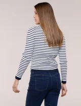 Cardigan de punto acanalado con diseño marinero de rayas horizontales, cuello polo, cierre frontal de botones y bolsillos en el pecho.