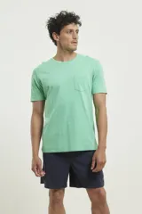 Remera verde claro de manga corta con cuello redondo y un bolsillo aplicado en el pecho.