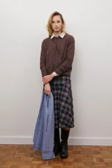 Cardigan azul de punto fino, con cuello redondo y cierre frontal de botones negros.