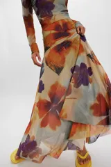 Vestido largo de tul con estampado degradado en tonos azules y verdes, manga larga, escote bote y diseño drapeado en el torso.