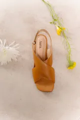 Sandalias de cuero color peltre, con tiras anchas cruzadas, pulsera regulable y taco ancho de 5 cm.