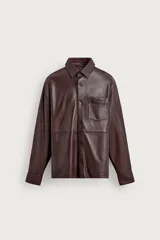 Sobrecamisa relaxed fit de cuero color marrón oscuro, con cuello solapa, manga larga con puño abotonado, bolsillo de parche en el pecho y cierre frontal de botonadura.