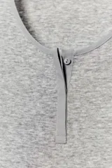 Camiseta slim fit de manga larga y cuello redondo con cierre frontal de botones, confeccionada en hilatura con lana, en color gris melange.