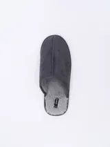 Pantuflas de hombre color gris oscuro, con interior de corderito sintético y costuras visibles en el empeine.
