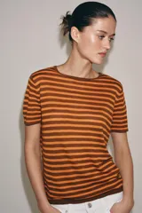 Top de punto de cuello redondo y manga corta, con diseño de rayas horizontales en tonos marrón y naranja.