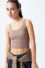 Musculosa corta negra de textura acanalada y escote cuadrado.