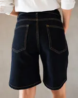 Bermuda de denim negro de tiro alto y calce relajado, con costuras en contraste.