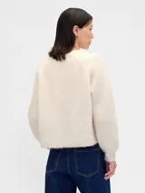 Saco de punto de textura suave en color celeste, con cuello redondo, cierre frontal de botones y mangas largas con puños ajustados.