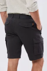 Bermuda cargo color azul marino, de gabardina con bolsillos laterales con solapa en las piernas y presillas para cinturón. Incluye cinturón de lona trenzada oscura con detalles en cuero sintético y hebilla metálica.