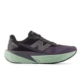 Championes de running New Balance modelo FuelCell Rebel v5 para hombre, con capellada de malla en color violeta oscuro y negro, y suela de espuma FuelCell en color verde menta. Diseñados para velocidad y ligereza con tecnología FantomFit y amortiguación de espuma PEBA/EVA.