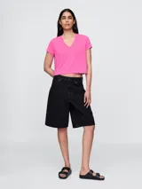 Remera crop de lino con cuello en V y mangas cortas, de corte recto y estilo casual.