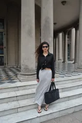 Pollera larga de viscosa, color azul marino con estampado de lunares blancos. Diseño de tiro alto y corte amplio.