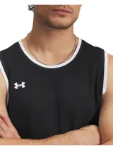 Musculosa deportiva de malla transpirable, color negro con detalles en blanco en el cuello y sisas. Presenta el logo de la marca en el pecho y una etiqueta decorativa en el ruedo.
