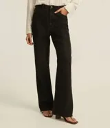 Pantalón wide leg negro de sarga de algodón, con cintura alta, trabillas, bolsillos delanteros y traseros, y cierre con botón y cremallera.