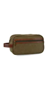 Neceser verde militar de tela canvas con detalles en cuero marrón. Tiene apertura superior con cierre, bolsillo frontal con cierre y asa lateral de mano.