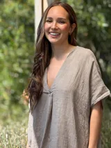 Vestido largo de lino color azul marino, con escote en V y mangas cortas amplias. Presenta un corte relajado y bolsillos laterales.