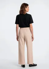 Pantalón de corte recto en color beige, con cintura elástica y costura frontal decorativa.