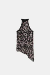 Top halter de tejido estampado con hilo metalizado y lentejuelas, cuello alto y bajo asimétrico con forro interior y cierre trasero con botones.