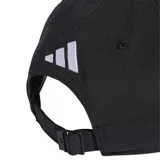 Gorra Adidas de la colección Mercedes F1, modelo asociado a George Russell. Es de color negro con el logotipo de Mercedes-Benz bordado en blanco en el panel frontal y el emblema de Adidas en la visera, la cual cuenta con un detalle de ribete en color celeste.