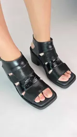 Sandalias de cuero legítimo color negro con taco cuadrado de 6.5 cm, punta cuadrada y diseño de tiras combinadas en charol, charol gotita y napa.
