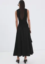 Falda midi negra de corte evasé, tiro medio, con cintura elástica y lazo lateral.