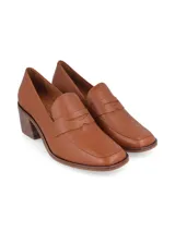Mocasines de cuero color suela con taco cuadrado de madera y detalle de antifaz en el empeine.