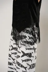 Blusa negra sin mangas de lino bordado con terminación en flecos.