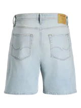 Bermuda de jean de calce relajado para hombre, confeccionada en denim de algodón en color celeste claro con efecto lavado.
